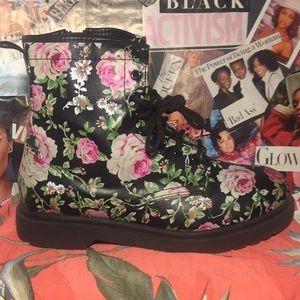 Short black floral combat boots. Size 11.